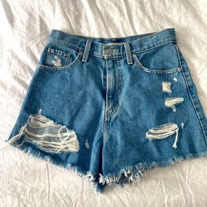 Levi’s High Waisted Mom Shorts - 28
